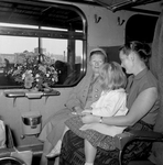 839976 Afbeelding van enkele reizigers in een electrisch treinstel mat. 1954 van de N.S., tijdens een rit van Den Haag ...